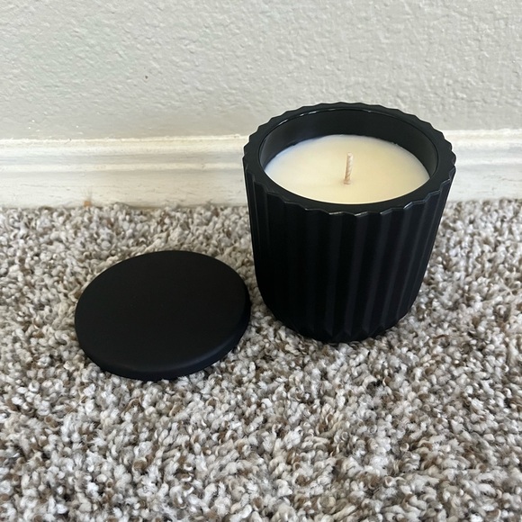 L'AGENCE Suede Et Santal Soy Wax Vanilla Masculine Scent Candle One Size NIB - Picture 11 of 15